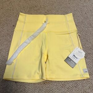 Vuori Daily Piped Short 5” Small